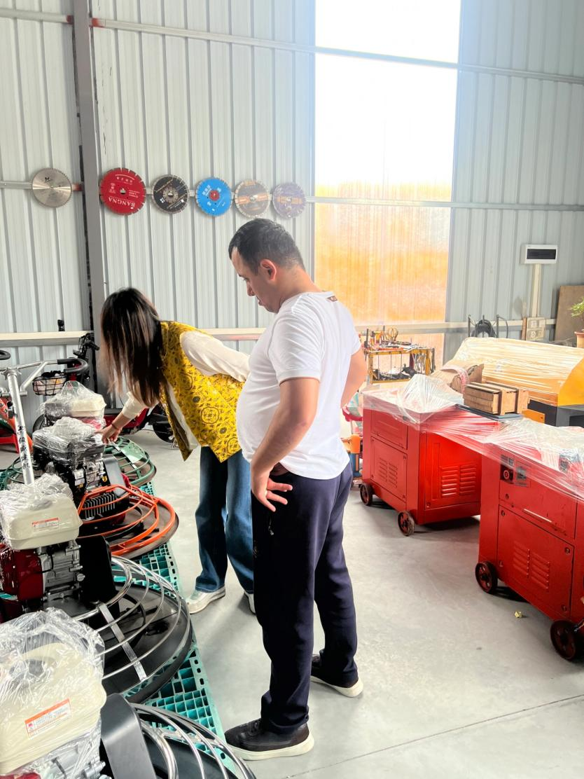 Globalni klienci gromadzą się do Guangzhou Voursen Trading Co., Ltd przed Canton Fair, składając główne zamówienia.