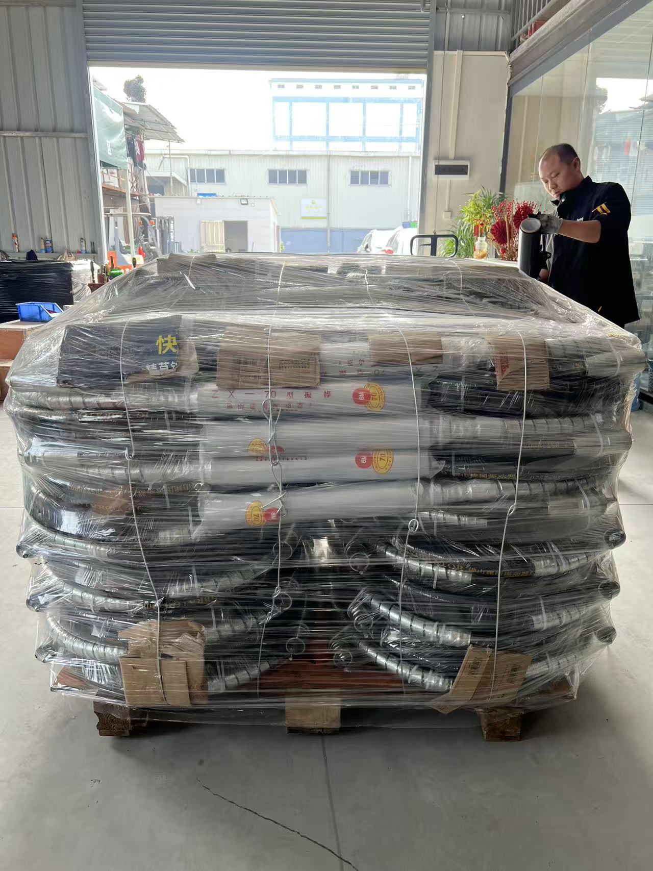 GuangZhou, Chiny – [15 grudnia 2025 r.] – Firma Jointsen pomyślnie realizuje duże zamówienie eksportowe do Beninu, wykazując się zdolnością produkcyjną i wydajną obsługą